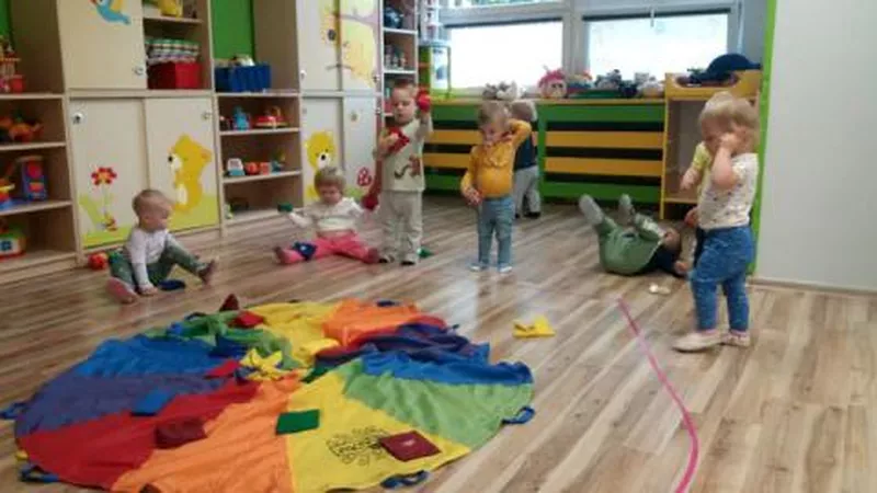 bawiące się dzieci w przedszkolu